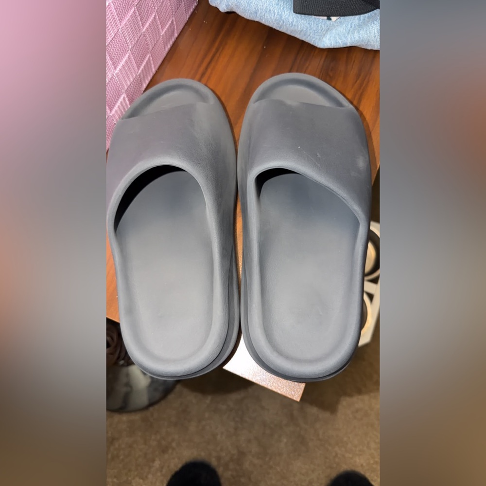 Yeezy Gray Slippers - Picture 2 of 4
